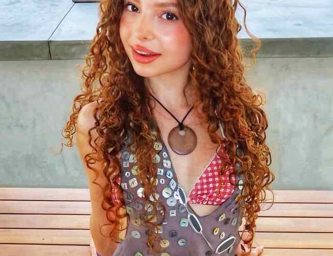 Sunday Kalogeras Wiki, Bio, Age, Height, Boyfriend, Photos, & More