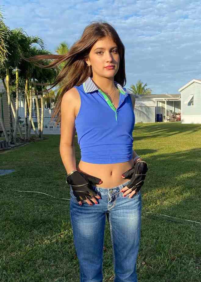 Jenny Popach (Roselie Arritola)