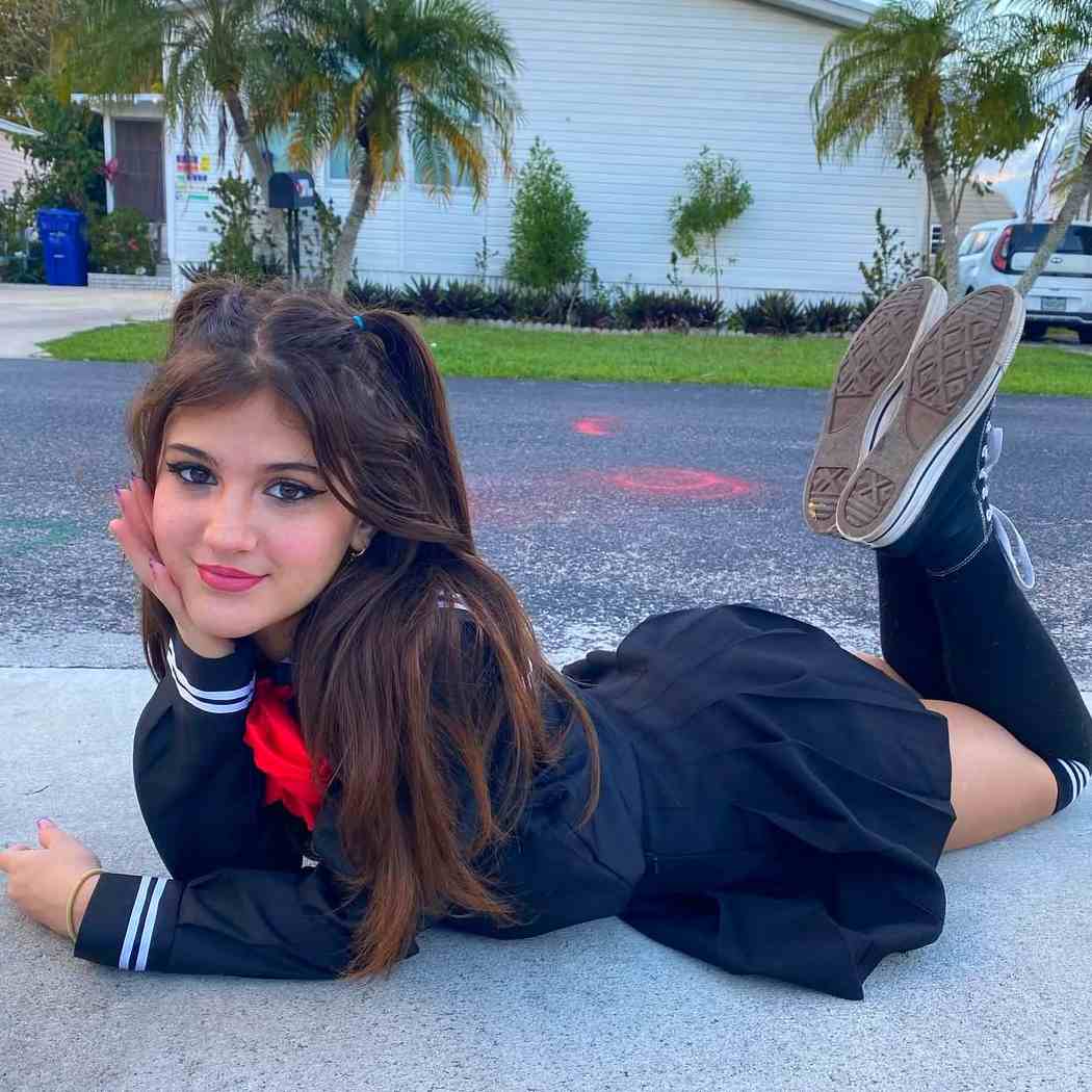 Jenny Popach (Roselie Arritola)