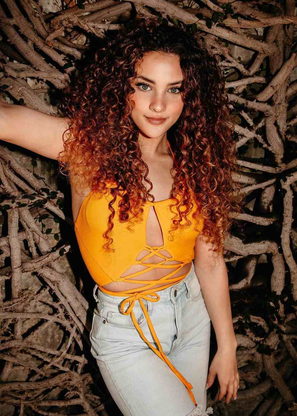 Sofie Dossi - Wiki, Bio, Age, Height, Boyfriend, Relationship, Net Worth & more